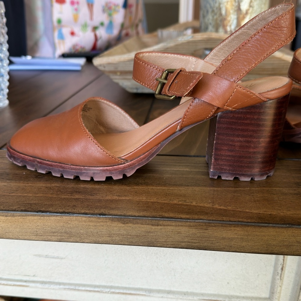 Madewell leather lug sole size 9 with buckle on side tan used twice